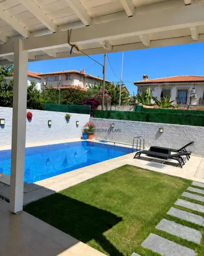 Alaçatı Merkez'de Havuzlu Villa