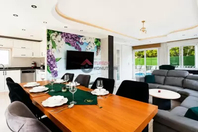 Alanya'da Şehire Yakın 3 Katlı Özel Havuzlu Müstakil Villa