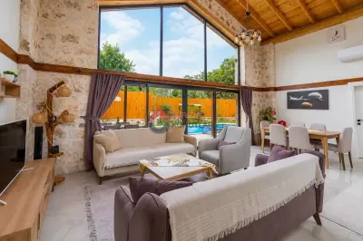 Antalya Kaş'ta Müstakil Havuzlu Bahçeli 5 Kişilik Taş Villa