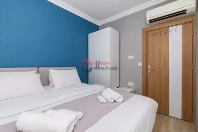 Antalya Merkezde, Plaja Ve Kafeler Caddesine Yakın Daire