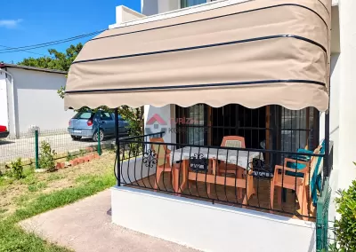 Balıkesir Ayvalık - Sarımsaklıda Denize Sıfır Bahçeli Günlük Kiralık 2+1 Daire