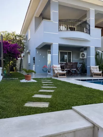 İzmie Çeşme Havuzlu Lüks Villa