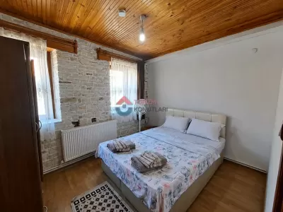 İzmir Foça - Denize 50 Metre - 3+1 Günlük Kiralık Taş Ev
