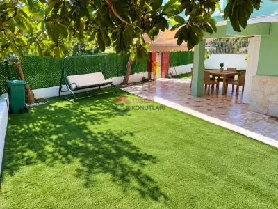 Kuşadası Soğucak Mevkiinde Günlük, Haftalık, Aylık Bahçeli Ev