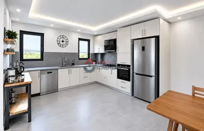 Muğla Datça'da Havuzlu Dağ Manzaralı Villa